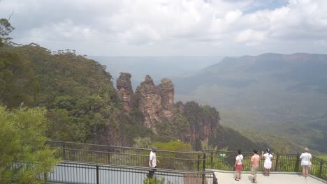 Turistas-Haciendo-Turismo-En-La-Formación-De-Rocas-Three-Sisters,-Blue-Mountains,-Sydney,-Australia.