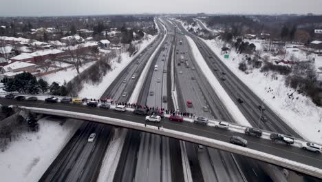 Luftaufnahme-Von-Demonstranten-Der-Freiheitsdemonstration-Auf-Der-Autobahnbrücke