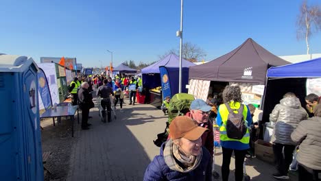 Voluntarios-Ayudando-En-Una-Crisis-De-Refugiados-Ucranianos-En-El-Cruce-Fronterizo-De-Aduanas-Entre-Polonia-Y-Ucrania-En-Medyka,-Polonia