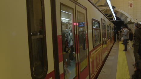 El-Túnel-Es-Una-Histórica-Línea-Funicular-Subterránea-En-Estambul,-Turquía