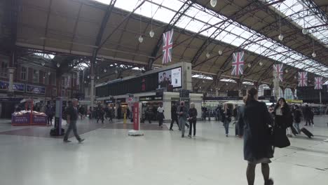 Vista-Interior-De-Los-Pasajeros-Que-Pasan-Caminando-Por-La-Concurrida-Estación-Victoria-De-Londres-El-12-De-Abril-De-2022