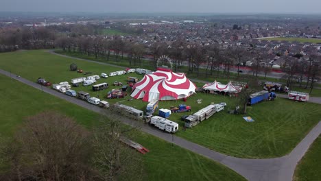 Planet-Zirkus-Draufgänger-Unterhaltung-Buntes-Wirbelzelt-Und-Wohnwagenanhänger-Ring-Luftbild-Breit-Zum-Vergrößern