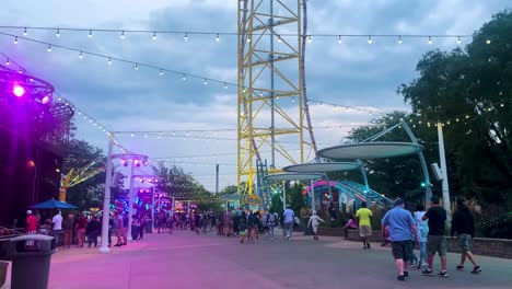 Cedar-Point-Vergnügungspark-Mit-Menschen,-Fahrgeschäften-Und-Achterbahnen-In-Sandusky-Ohio,-Usa