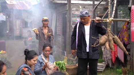 Actividades-De-Compra-Y-Venta-En-Mercados-Tradicionales-De-Java,-Venta-De-Productos-Y-Alimentos-Sencillos-Y-Básicos