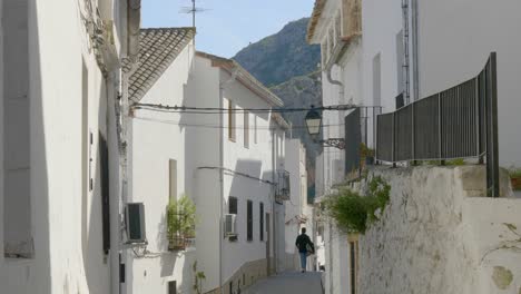 Ein-Junges-Paar,-Das-Durch-Die-Engen-Spanischen-Straßen-Des-Kleinen-Dorfes-Chulilla-Geht