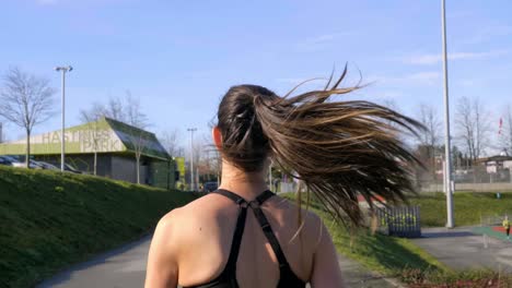 Colocar-Joven-Corriendo-Al-Aire-Libre-Tiro-De-Seguimiento-Detrás