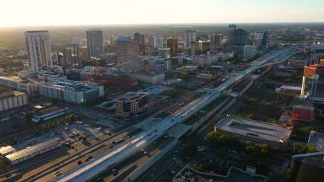 Clip-Aéreo-De-4k-Sobre-La-I-4-Que-Atraviesa-El-Centro-De-Orlando,-Florida