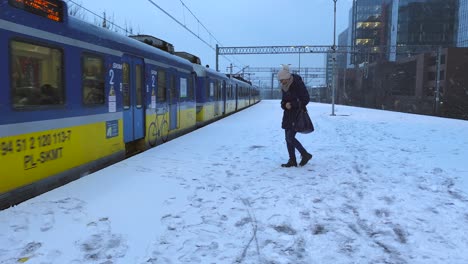 Fußgänger-Warten-Am-Busbahnhof-Während-Der-Kalten-Winterlandschaft