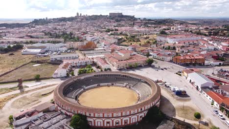 Trujillo,-Cáceres,-Extremadura,-España---Vista-Aérea-De-Drones-De-La-Plaza-De-Toros,-El-Paisaje-Urbano-Y-El-Antiguo-Castillo-De-La-Fortaleza