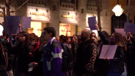 Junge-Menschenmassen-Gehen-Durch-Die-Straßen-Und-Protestieren-Für-Frauenrechte