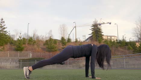 Pose-De-Yoga-De-Perro-Boca-Abajo-De-Chica-Atlética-Para-Flexiones-De-Spiderman