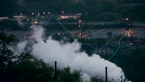 Humo-Proveniente-De-La-Planta-Siderúrgica-Edgar-Thomson-De-Acero-Estadounidense-En-Braddock,-Pennsylvania-Por-La-Noche