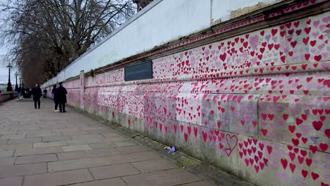 London,-Ca.-2021---Etwa-150.000-Rote-Herzen-Sind-Auf-Die-Nationale-Covid-gedenkmauer-In-London-Gemalt,-Um-Jedes-Der-Britischen-Covid-19-opfer-Zu-Ehren