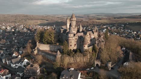 Imágenes-Aéreas-Del-Icónico-Castillo-De-Braunfels-Al-Atardecer-En-Hesse,-Alemania