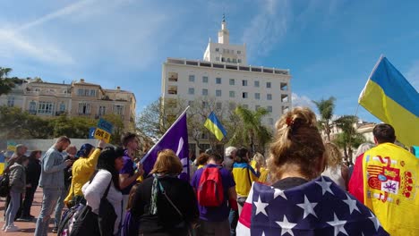 Personas-Con-Bandera-Española-Y-Estadounidense-Durante-Las-Protestas-Contra-La-Guerra-En-Ucrania-Y-Rusia