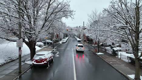 Winterschneeszene-In-Der-Amerikanischen-Stadt