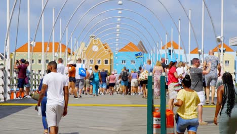 Fußgänger-Und-Touristen-überqueren-Die-Königin-Emma-Brücke-In-Saint-Anna-Bay-In-Willemstad,-Karibik