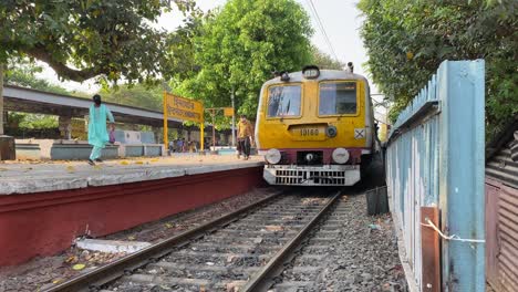 Kolkatas-Lokalbahn-Nähert-Sich-Auf-Dem-Bahnsteig-Eines-Leeren-Bahnhofs-Mit-Weniger-Menschen