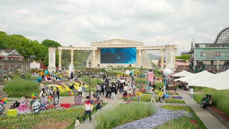 Las-Familias-Disfrutan-Del-Famoso-Jardín-En-El-Parque-De-Atracciones-Everland-En-Yongin,-Corea-Del-Sur