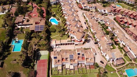 Luftaufnahme-Von-Reihen-Von-Ferienvillen-Und-Resort-In-Estepona,-Costa-Del-Sol