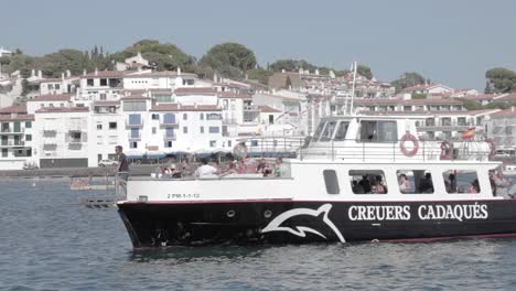 Turistas-Montando-Creuers-Cadaques,-Barco-Turístico-Español-Navegando-En-El-Puerto-De-La-Ciudad-Costera