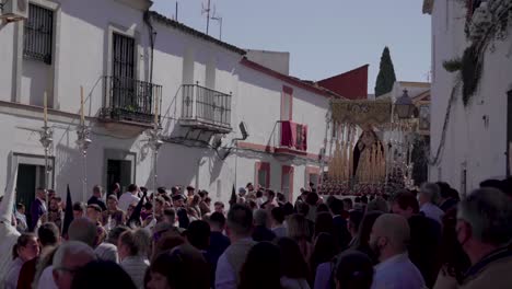 Osterwagen-Mit-Jungfrau-Maria,-Die-In-Jerez,-Spanien,-Eine-überfüllte-Straße-Hinuntergetragen-Wird