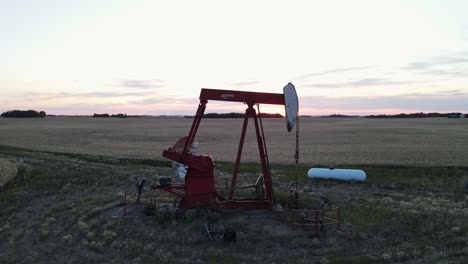 Oil-and-gas-rig-Pumpjack-in-the-rural-countryside-of-Alberta,-Canada