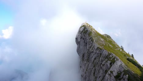 Enorme-Montaña-Cubierta-De-Niebla-En-Austria