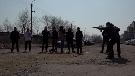 Ein-Ziviler-Freiwilliger-Wird-Von-Einem-Waffenexperten-Im-Umgang-Mit-Einem-M4-Sturmgewehr-Geschult,-Während-Andere-Während-Der-Russischen-Invasion-In-Der-Ukraine-Zusehen