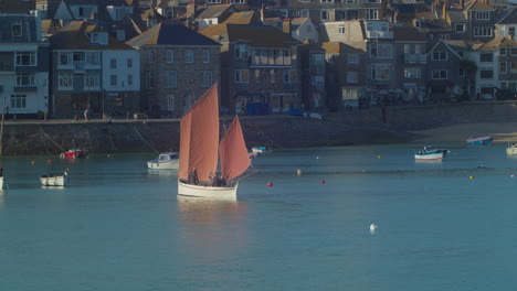A-Sailboat-About-To-Dock-In-The-Seafront-Of-St-Ives-Town-In-Cornwall,-England,-UK