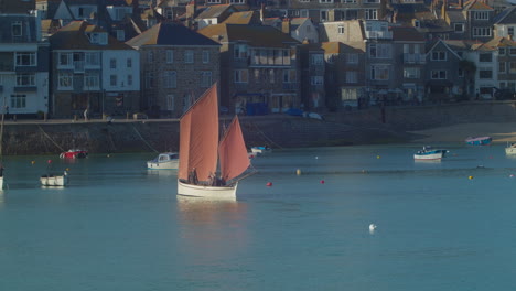 Ein-Segelboot-Zum-Andocken-An-Der-Küste-Der-Stadt-St.-Ives-In-Cornwall,-England,-Vereinigtes-Königreich