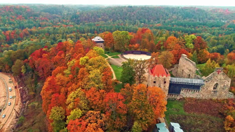 Schloss-Sigulda-Im-Neugotischen-Stil,-Umgeben-Von-Herbstfarbenem-Laub