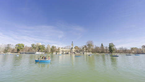 Boote-Auf-Dem-See-El-Buen-Retiro-In-Madrid-Zeitraffer-4k-60fps