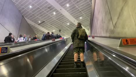 Menschen-Auf-Den-Rolltreppen-Der-Londoner-U-Bahn