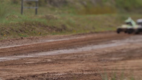 Competencia-De-Buggy-En-Una-Pista-De-Grava,-Luchando-Por-El-Primer-Lugar-Participando-En-La-Competencia