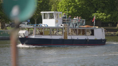 Passagierschiff-Segelt-Auf-Der-Themse-In-Der-Nähe-Von-Kingston,-Kamera-Folgt-Ansicht