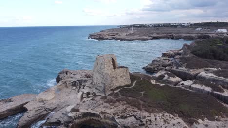 Torre-Di-Roca-Vecchia-Archäologische-Stätte-In-Apulien,-Italien---Antenne