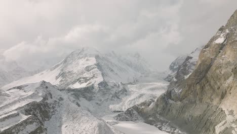 Filmische-Luftaufnahme-über-Den-Pasu-Gletscher