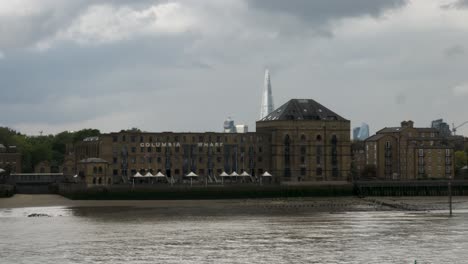 Edificio-De-Columbia-Wharf-Visto-Desde-El-Otro-Lado-Del-Río-Támesis-En-Un-Día-Nublado-Bloqueado