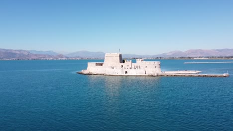 Fortaleza-De-Bourtzi-En-Una-Pequeña-Isla-En-Nafplio,-Peloponeso,-Grecia---Avance-Aéreo