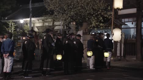 Procesión-Del-Festival-Hachiman-Fuera-Del-Santuario-Por-La-Noche