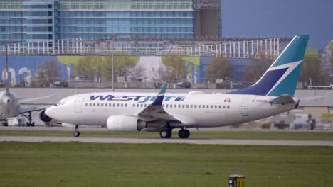 Westjet-Boeing-737-Beschleunigt-Die-Landebahn-Zum-Abheben,-Verfolgen