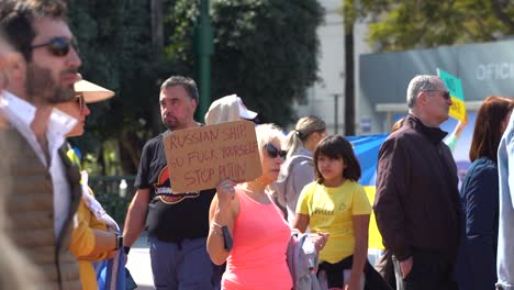 Mujer-Sosteniendo-Un-Cartel-Insultante-Contra-Putin-En-Un-Mitin-Contra-La-Guerra