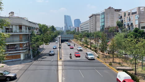 Zeitraffer-Des-Verkehrs-Entlang-Der-Autobahn-Und-Des-Unterführungstunnels-Mit-Dem-Einkaufszentrum-Torre-Manacar-Im-Hintergrund