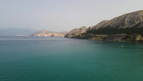Antena-De-Mar-Azul-Profundo-Que-Rodea-La-Costa-De-La-Isla-De-Krk-En-Baska,-Croacia