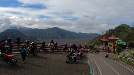 La-Perspectiva-De-Una-Persona-Mirando-La-Vista-Del-Monte-Bromo-Desde-La-Parte-Superior-De-Un-Camión-En-Movimiento