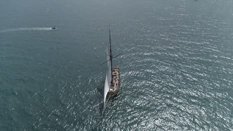 Imágenes-De-Drones-De-Le-Renard,-Barco-Corsario-En-El-Mar,-Saint-malo,-Bretagne,-Francia