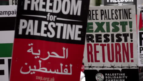 Se-Sostienen-Pancartas-Durante-Una-Protesta-Pro-palestina-Frente-A-La-Embajada-De-Israel-En-Londres.