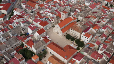 Bunte-Luftlandschaftsansicht-Der-Dächer-Der-Wohnhäuser-Und-Gebäude-In-Der-Stadt-Pag-Auf-Der-Insel-Pag,-Kroatien