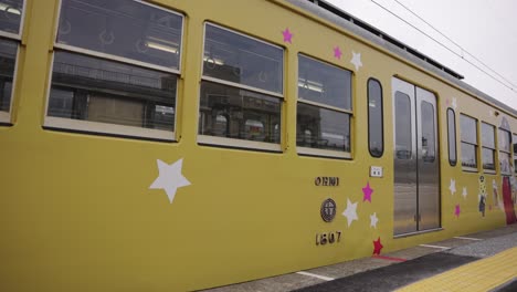 Japanischer-Nahverkehrszug-Auf-Dem-Land-Mit-Süßem-Anime-Maskottchen